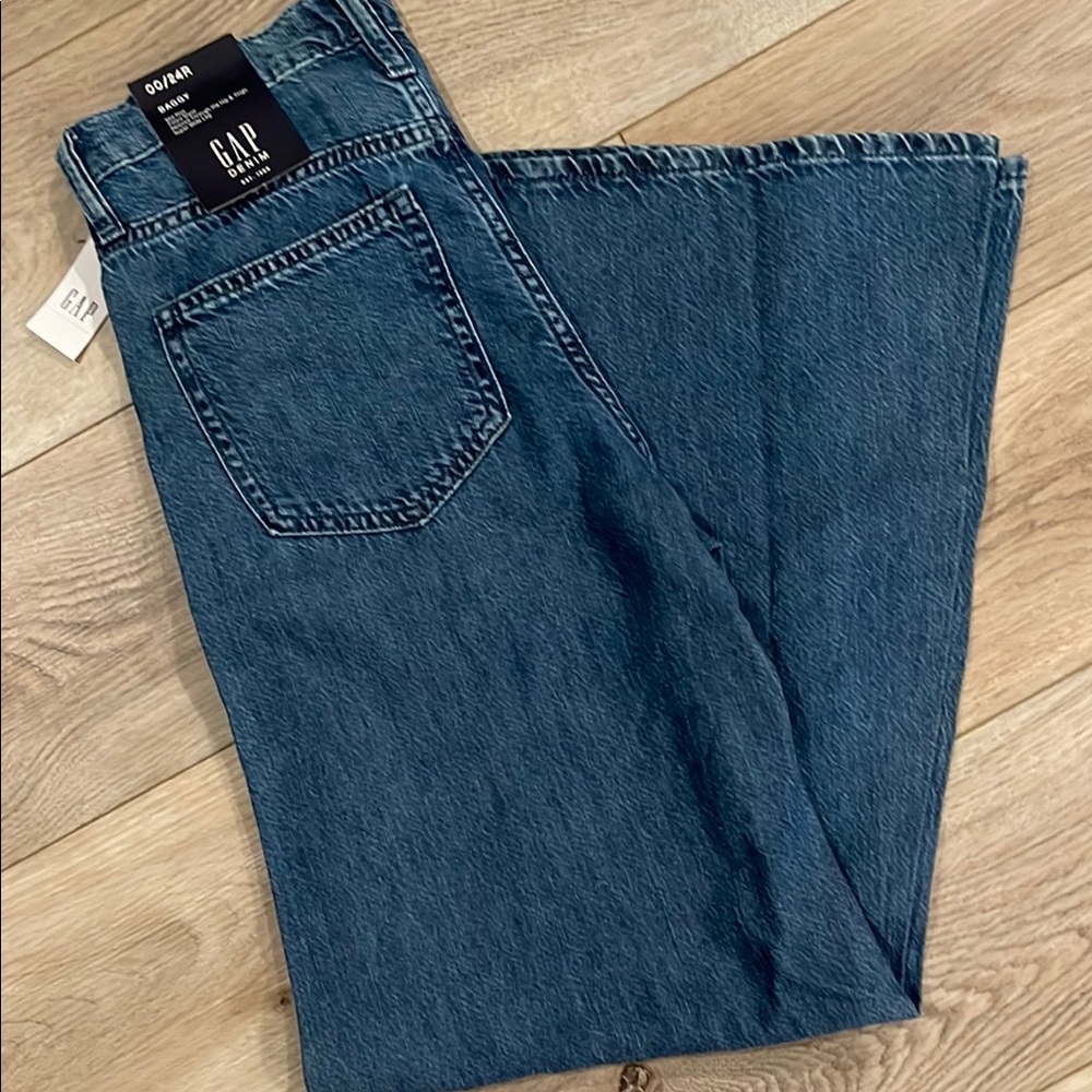 NWT GAP women’s  Mid Rise SuperSoft Baggy Jeans - size 00/24R
